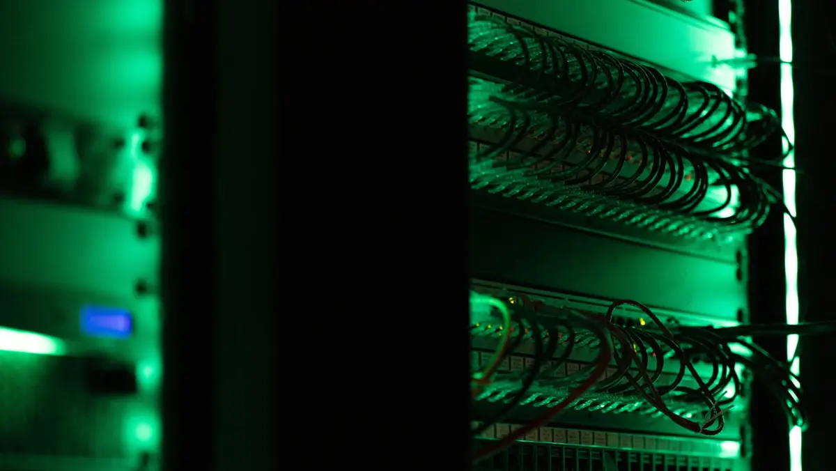 Server-Rack in grünem Licht